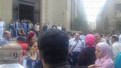 بالصور.. أنصار مبارك يغادرون دار القضاء بعد تأجيل قضية القرن