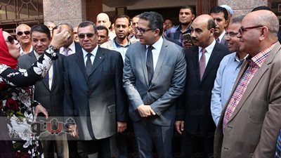 العاملون بمتحف كوم أوشيم بالفيوم يلتقطون صورا تذكارية مع وزير الآثار