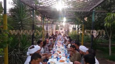 بالصور.. «شباب بيحب الخانكة» تنظم حفل إفطار جماعي لعمال النظافة