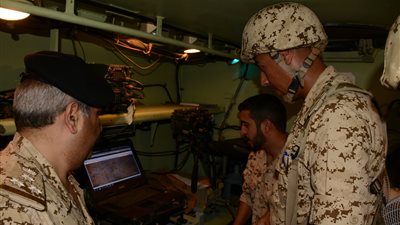 بالصور قائد الحرس البحريني يتفقد قوات بلاده على حدود السعودية مع اليمن