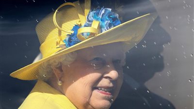 بالفيديو .. 8 معلومات صادمة عن الملكة إليزابيث في عيد ميلادها.. لا تمتلك جواز سفر ورخصة قيادة.. عملت في إصلاح السيارات.. تمتلك جميع الدلافين في بريطانيا.. وأرسلت أول بريد إلكتروني عام 1976