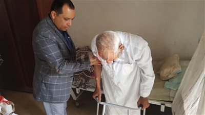 المتحدث باسم المترو ينقل مسنا تركته ابنته إلى دار المسنين (صور)