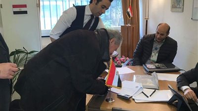 حسن مصطفى يدلي بصوته في انتخابات الرئاسة بسفارة مصر بسويسرا (صور)