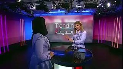 بالفيديو.. رد فعل مذيعة «BBC» العربية عند ارتداء ضيفتها نفس قميصها