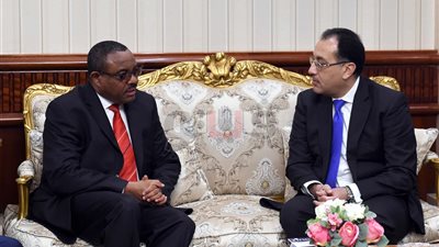 مصطفى مدبولي يستقبل رئيس وزراء إثيوبيا بالمطار