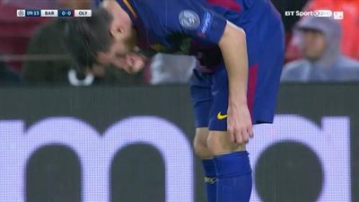 شاهد.. تصرف غريب من ميسي خلال مباراة برشلونة يثير الجدل
