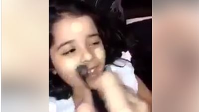 بالفيديو.. سعودي يضع لابنته المكياج يشعل مواقع التواصل