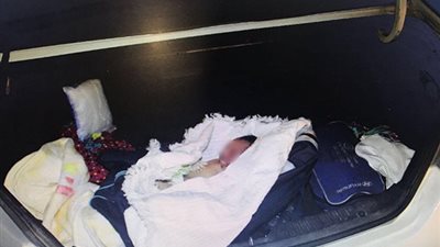 شاهد.. العثور على رضيع متوفى داخل حقيبة سيارة أجرة في جدة