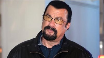 ستيفين سيجال يحصل على الجنسية الروسية بموجب مرسوم رئاسي