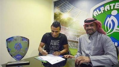 محمد عبد الشافي يوقع عقود انضمامه للفتح السعودي