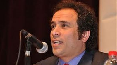 عمرو حمزاوى: على مرسى قبول تشكيل حكومة إنقاذ