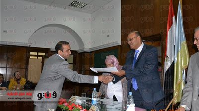 عالم مصري يحصل على جائزة «يونيلفر» في إنتاج الزيت.. مصر تستورد 90% من الزيوت.. ويوصي بزيادة المساحة المنزرعة بأشجار المورينجا.. واستخدام التكنولوجيا الحديثة في عملية التصنيع