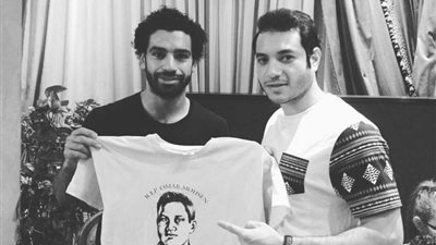 محمد صلاح يزور أسرة «عمر» شهيد مجزرة بورسعيد