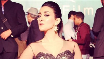 جيهان خليل تعود إلى القاهرة بعد مشاركتها في مهرجان قرطاج