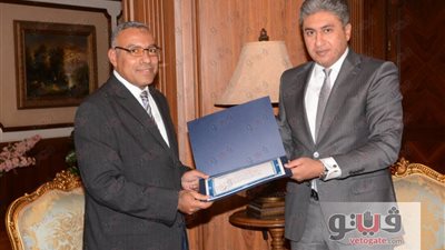 وزير الطيران يكرم رئيس الهيئة العامة للأرصاد الجوية