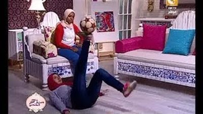 بالفيديو.. «فتاة» تتحدى نجوم «كرة القدم» بمهارات فائقة
