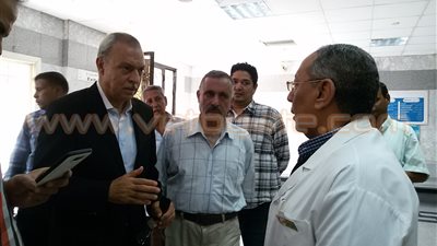 بالفيديو والصور.. محافظ قنا يحل أزمة مرتبات موظفي معهد الأورام