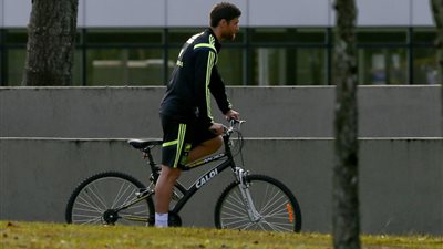 بالصورة.. على طريقة السيسي نجم منتخب إسبانيا يظهر بالعجلة في المونديال