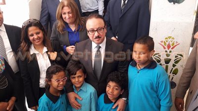 بالصور.. وزير الاتصالات يفتتح مدرستي «الفكرية والأمل» في الغردقة