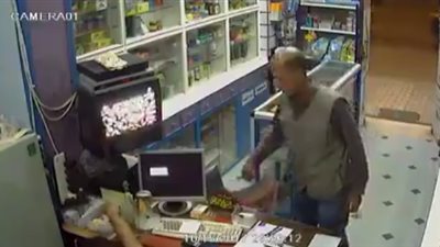 بالفيديو.. حرامي يسرق صيدلية بسيدي بشر أمام أعين صاحبها