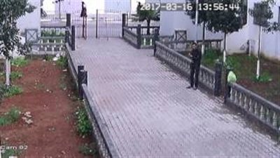 بالفيديو.. لص يسرق «شبشب» من أمام منزل في وضح النهار