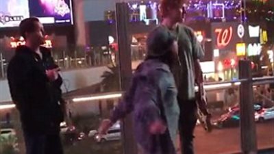 بالفيديو والصور.. شجار بين عازف جيتار ورجل يرتدي زي حمار