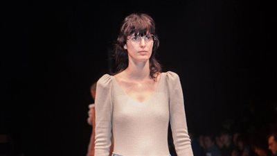 «ستايل جينز» غريب يكشف عن مفاتن السيدات