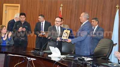 بالصور.. وزير الاتصالات يوقع بروتوكولا لدعم 10 مراكز بالبحر الأحمر