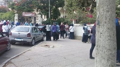 بالصور.. توافد طالبات الثانوية على مدرسة مصر الجديدة النموذجية
