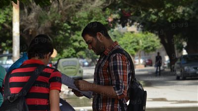 بالصور.. قلق بين طلاب ثانوي قبل امتحان الرياضيات في حلوان