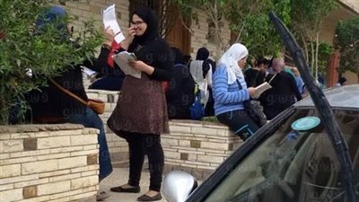 بالصور.. اللحظات الأخيرة قبل امتحان الثانوية في مدينة نصر