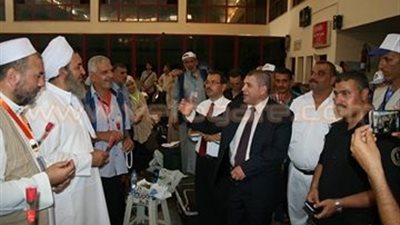 بالصور.. رئيس مدينة رفح يستقبل الحجاج الفلسطينيين بباقات الورد