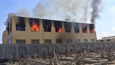 السيطرة على حريق مخزن مواسير مياه في أسيوط