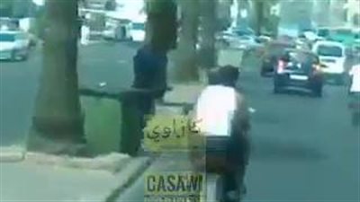 بالفيديو.. لحظة سرقة لص هاتف من يد صاحبه في وضح النهار