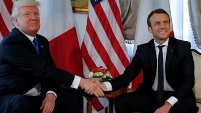 الرئيس الفرنسي يفسر طريقة مصافحته لترامب.. ويعترف: «غير بريئة»