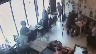 بالفيديو.. لص جريء يقتحم مقهى ويسرق «لاب توب» أمام الناس