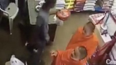 بالصور.. لحظة سرقة راهبين بوذيين لمتجر