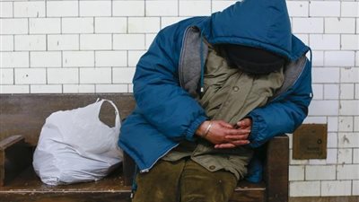 مشرد يعيد حافظة بها مئات الدولارات لامرأة مصابة بالسرطان