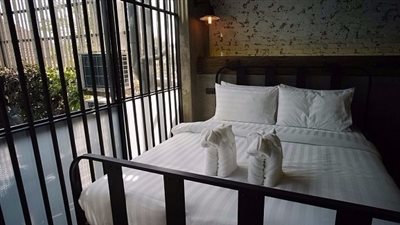 بالصور.. فندق في تايلاند يحول نزلاءه إلى سجناء