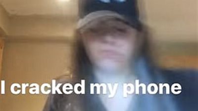 بالفيديو والصور.. خدعة امرأة تفقدها هاتفها أثناء تصوير نفسها