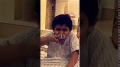 بالفيديو.. طفل يسكب الشاي الساخن عليه