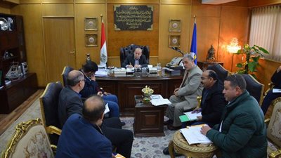 محافظ دمياط يستعرض خريطة محطات الصرف الصحي في القرى