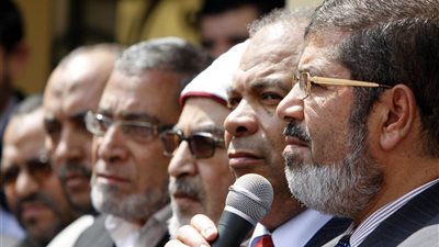 «المعايرة بالفقر» سلاح الإخوان للتخلص من المعارضين.. جبهة المرشد تسخر من عمل الإعلامي هيثم أبو خليل «جرسون في الأندية» والأخير يرد: أنتم عار على الإسلام والإسلاميين