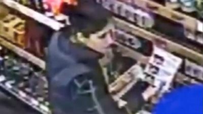 بالفيديو والصور.. عصابة تسرق مسنة بخطة ذكية