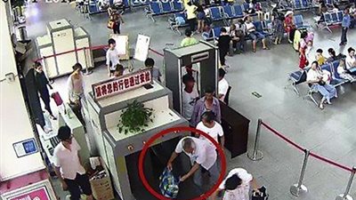 بالصور.. العثور على ذراع بشرية بحقيبة مسافر صيني