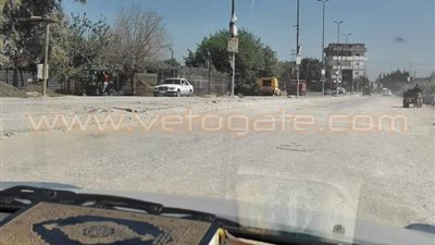 بالصور.. مواطن يحذر من «حفر» طريق كفر الزيات