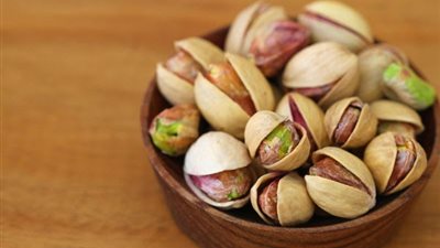 4 أضرار صحية للإفراط في تناول الفستق