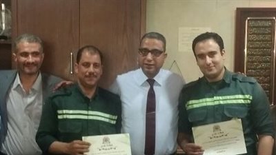 أحمد الأنصاري يكرم مسعفين عثرا على 40 ألف جنيه لأمانتهما