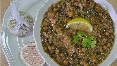 شوربة العدس البني بالسبانخ على طريقة منال العالم