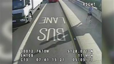 بالفيديو والصور.. لحظة دفع رجل لامرأة أمام حافلة قادمة